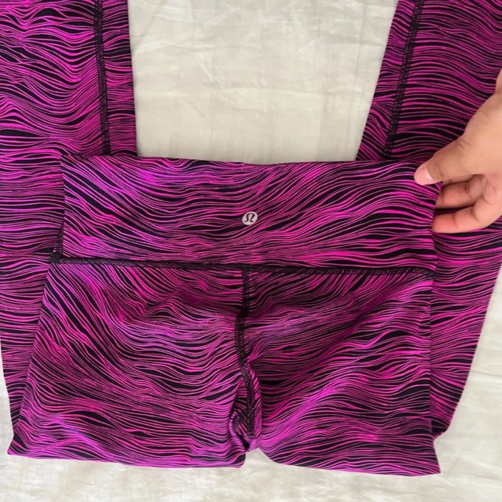 SOLD Lululemon leggings stripped squiggle pattern size 4(sXS) - Picture 1 of 3